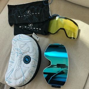 Ski/snow boarding goggles with case.